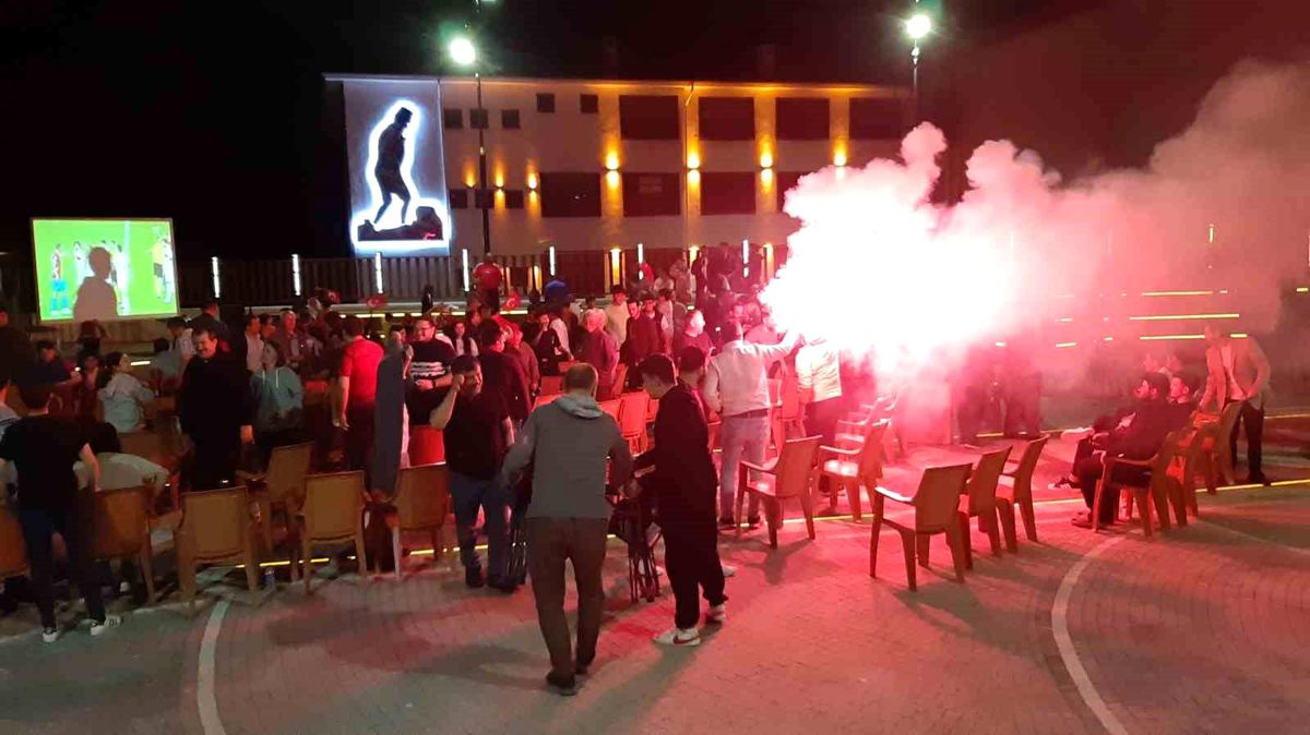 A Milli Takım\'ın Çekya maçı Mudurnu\'da coşkuyla izlendi
