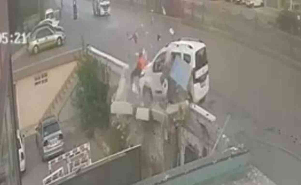 Alkollü sürücü genç kıza çarparak aşağı uçurdu! Hastanede yaşam mücadelesi veriyor Alkollü sürücü genç kıza çarparak aşağı uçurdu! Hastanede yaşam mücadelesi veriyor