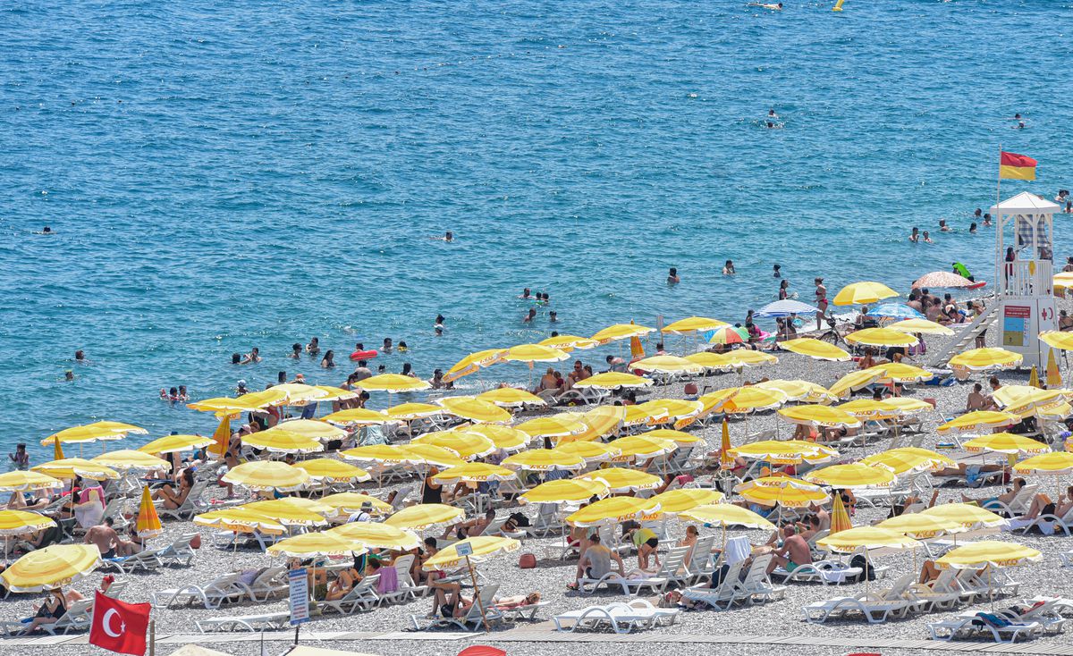 Antalya\'da Sıcaklık ve Nemden Bunalanlar Denize Akın Etti