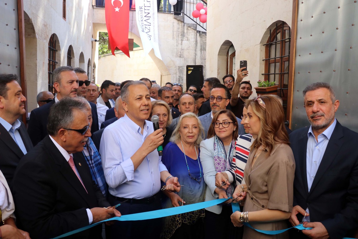 İçişleri Bakanı Ali Yerlikaya, restore edilen Şeker Han\'ın açılışını yaptı