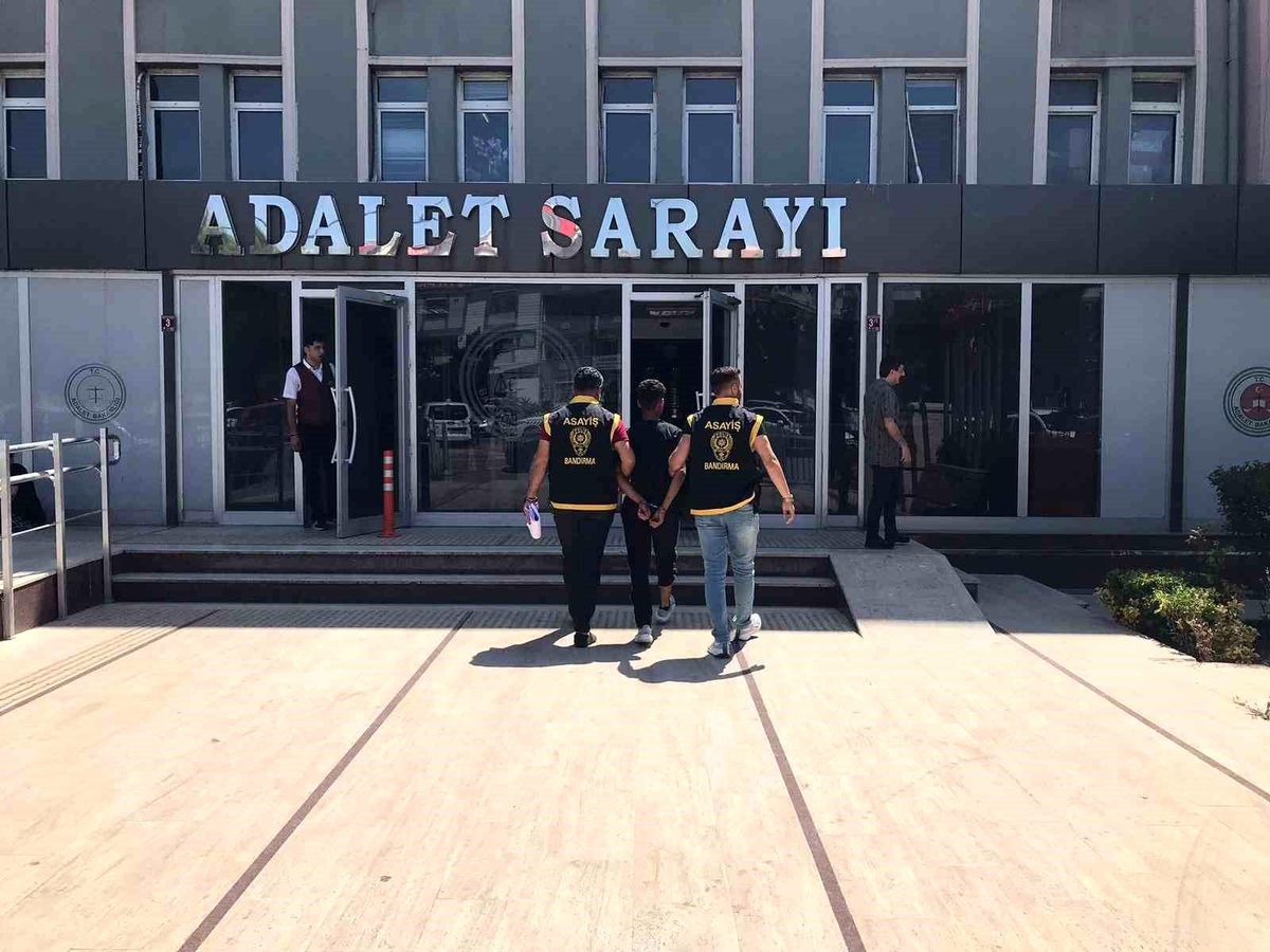 Bandırma\'da Alkollü Trafik Magandası Polisten Kaçarken Yakalandı