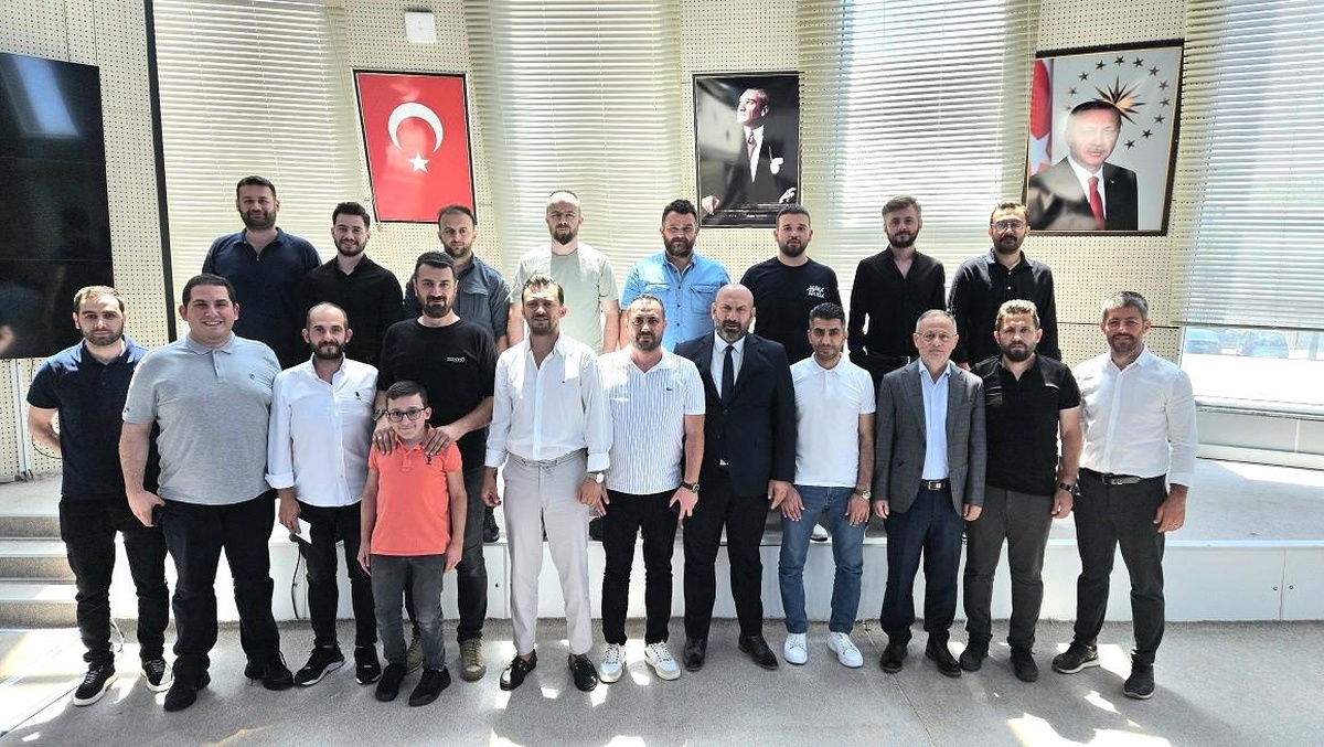 Başiskele Belediyespor\'un Genel Kurulunda Serdar Tunçay Yeniden Başkan Seçildi