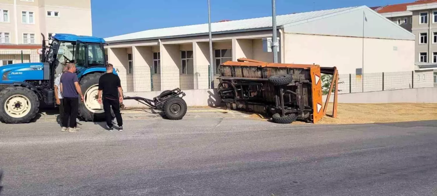 Edirne\'de Traktör Römorku Devrildi, 5 Ton Buğday Yola Döküldü