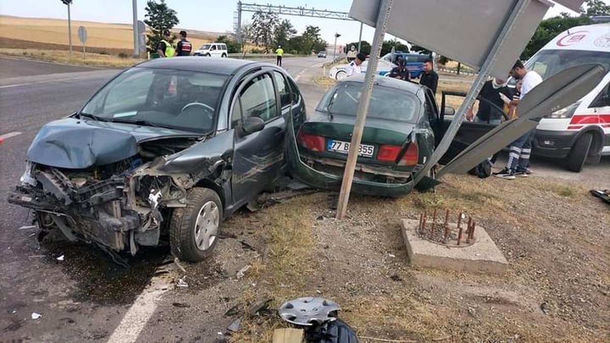 Çankırı\'da kafa kafaya çarpışan otomobillerde 8 kişi yaralandı