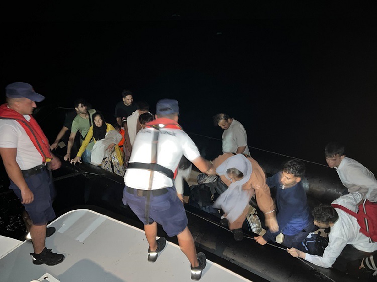 Çeşme açıklarında 18\'i çocuk 59 kaçak göçmen yakalandı