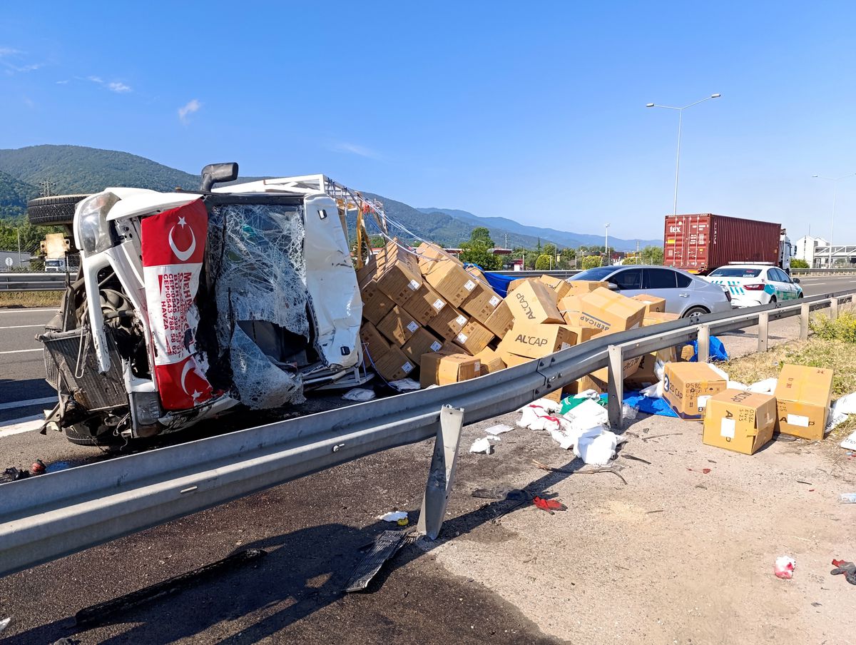 Anadolu Otoyolu\'nda Kamyonetin Otomobile Çarpması Sonucu 4 Kişi Yaralandı