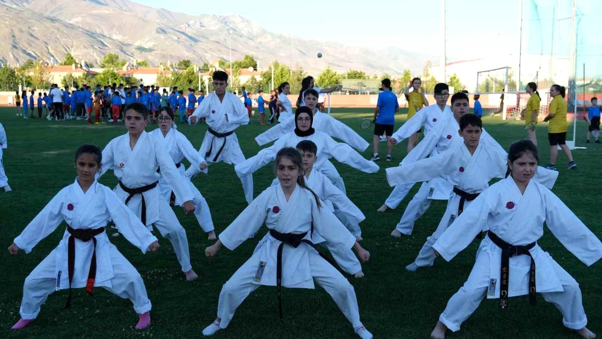 Gençlik ve Spor Bakanlığı Yaz Spor Okulları Erzincan\'da Açıldı