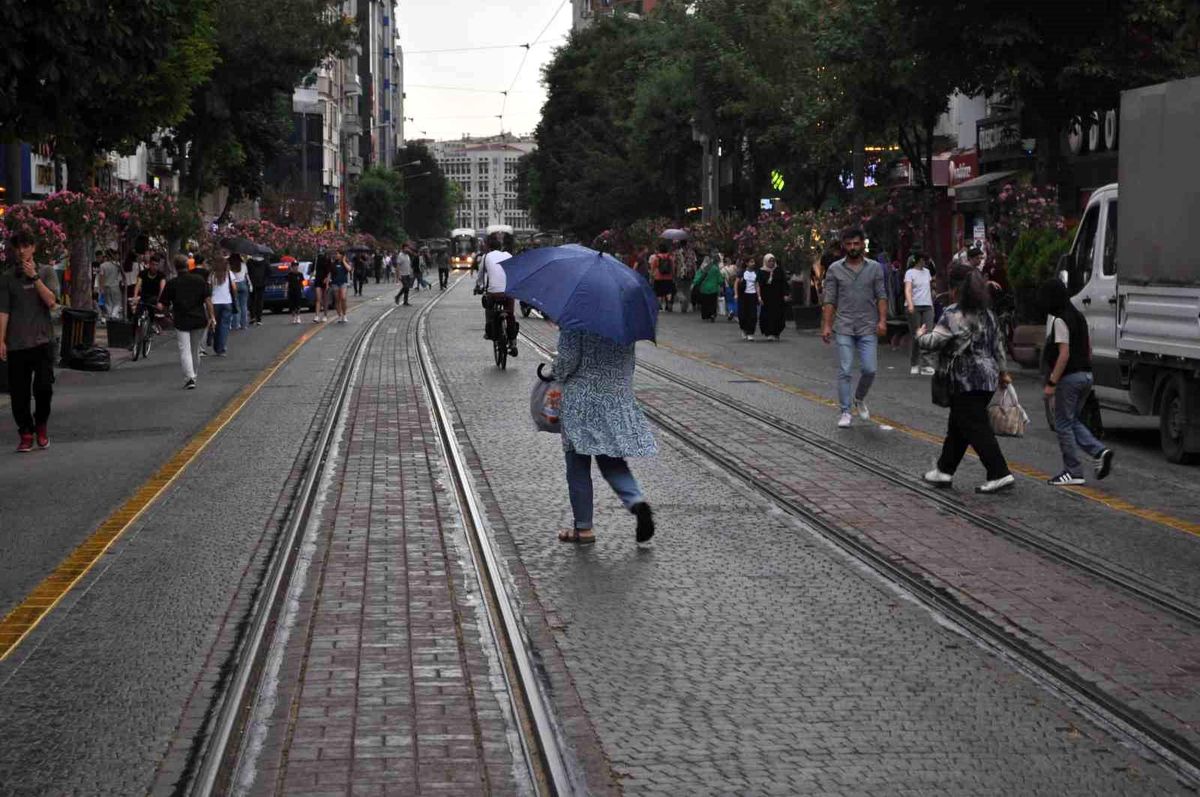 Eskişehir\'de Sağanak Yağmura Karşı Vatandaşlar Hazırlıklı