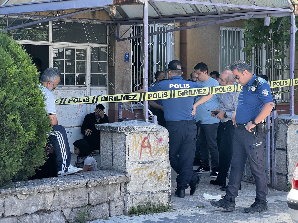 5 yaşındaki çocuk, tabancayla oynarken babasını vurdu