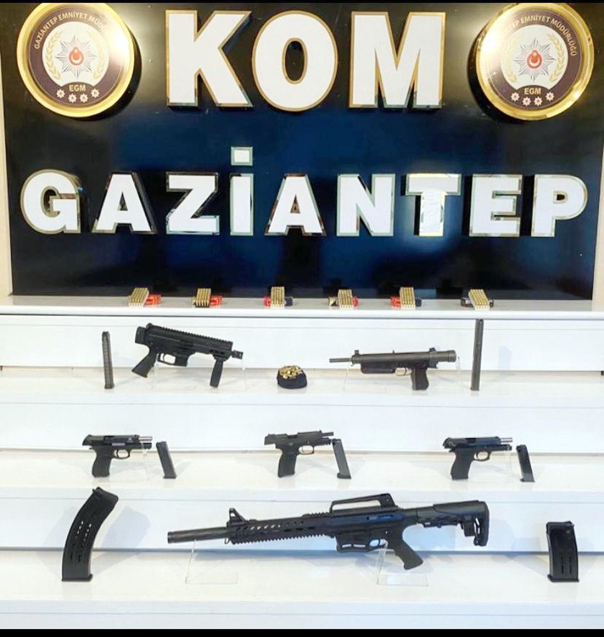 Gaziantep\'te Kaçak Silah Ticareti Operasyonu: 5 Tabanca ve 1 Tüfek Ele Geçirildi