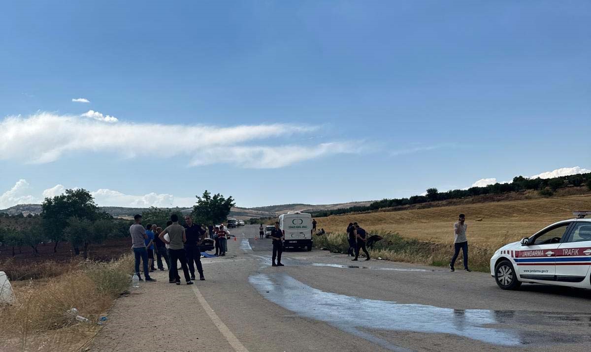 Gaziantep\'te minibüs ve otomobilin kafa kafaya çarpışması sonucu 1 ölü, 5 yaralı