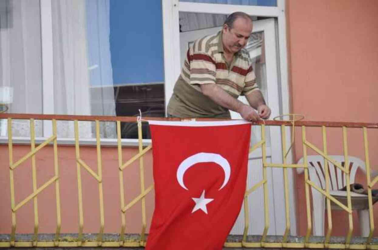 Herkes bu fotoğrafı konuşuyor! Bizim Çocuklar, 'Bayrak asan dayı' ile buluştu