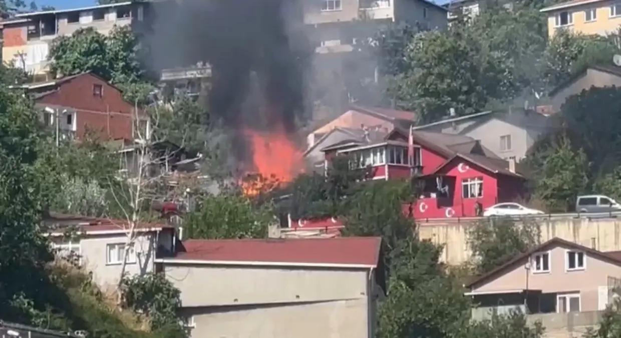 Beykoz\'da Gecekondu Yangını: Kullanılamaz Hale Geldi