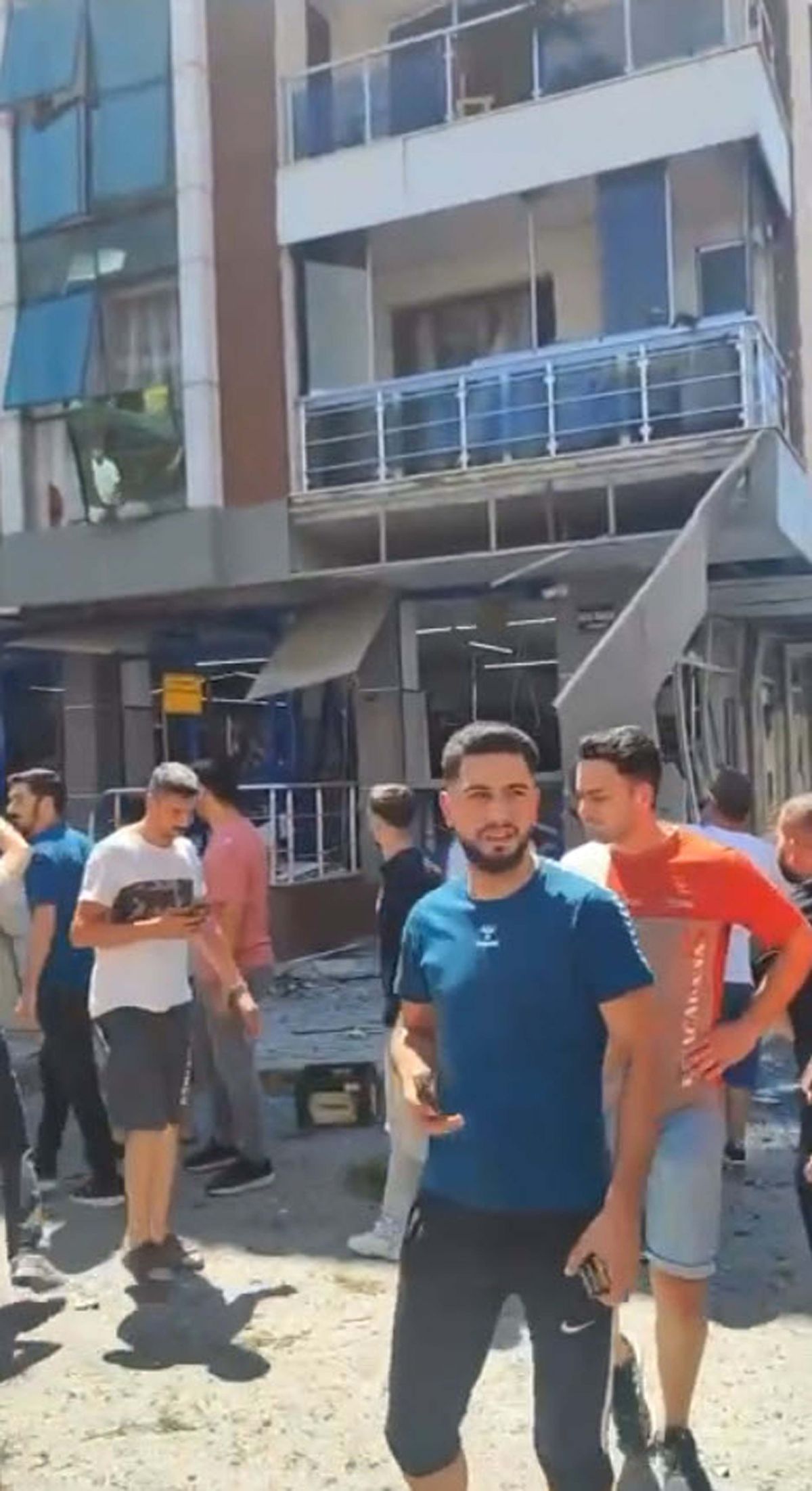 İzmir Torbalı\'da Unlu Mamul İşyerinde Patlama: Yaralılar Hastanelere Kaldırıldı