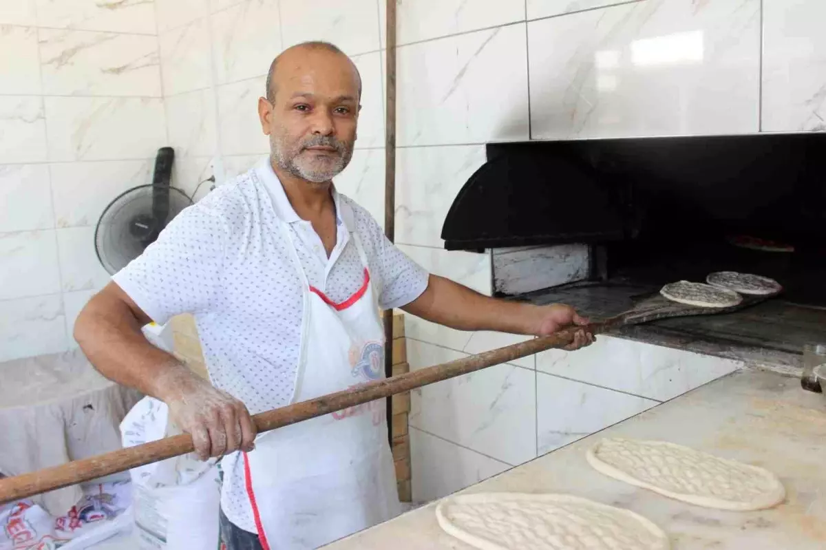 Hatay\'da Hava Sıcaklığı 40 Derecenin Üzerine Çıktı, Fırıncılar Zorlu Mesai Yapıyor