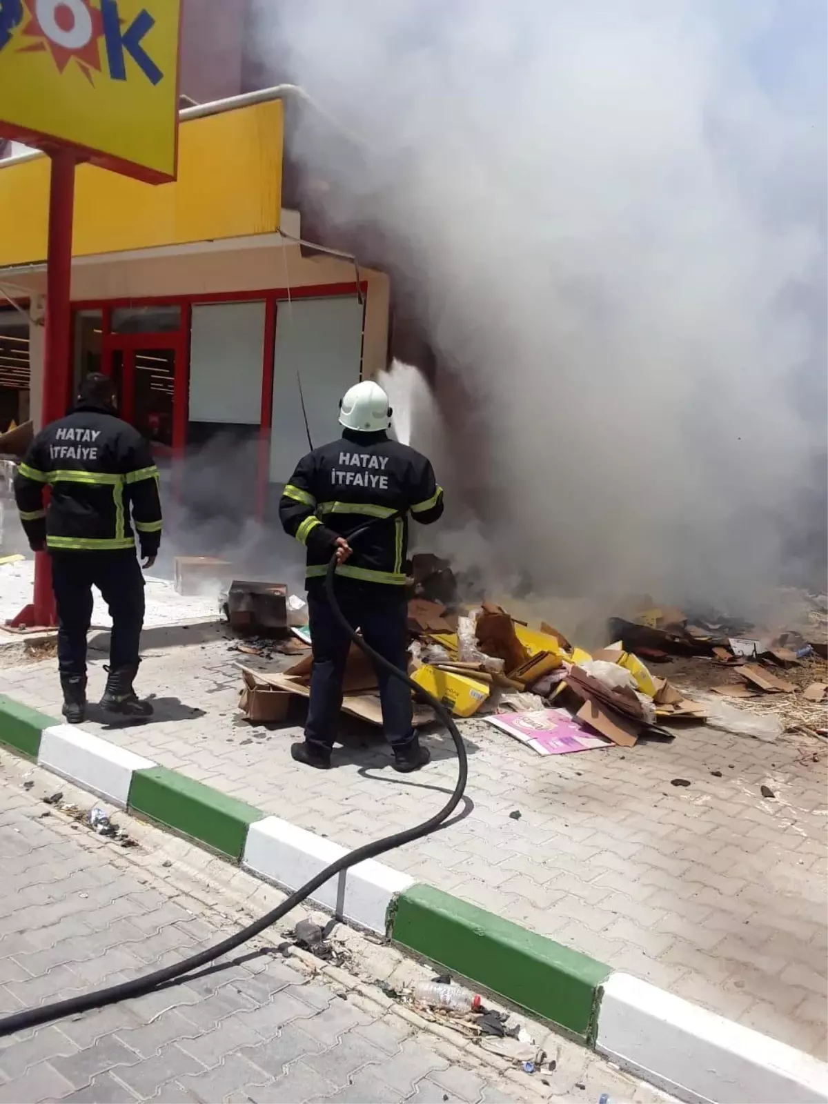 Hatay\'ın Kumlu ilçesinde çıkan çöp yangını söndürüldü