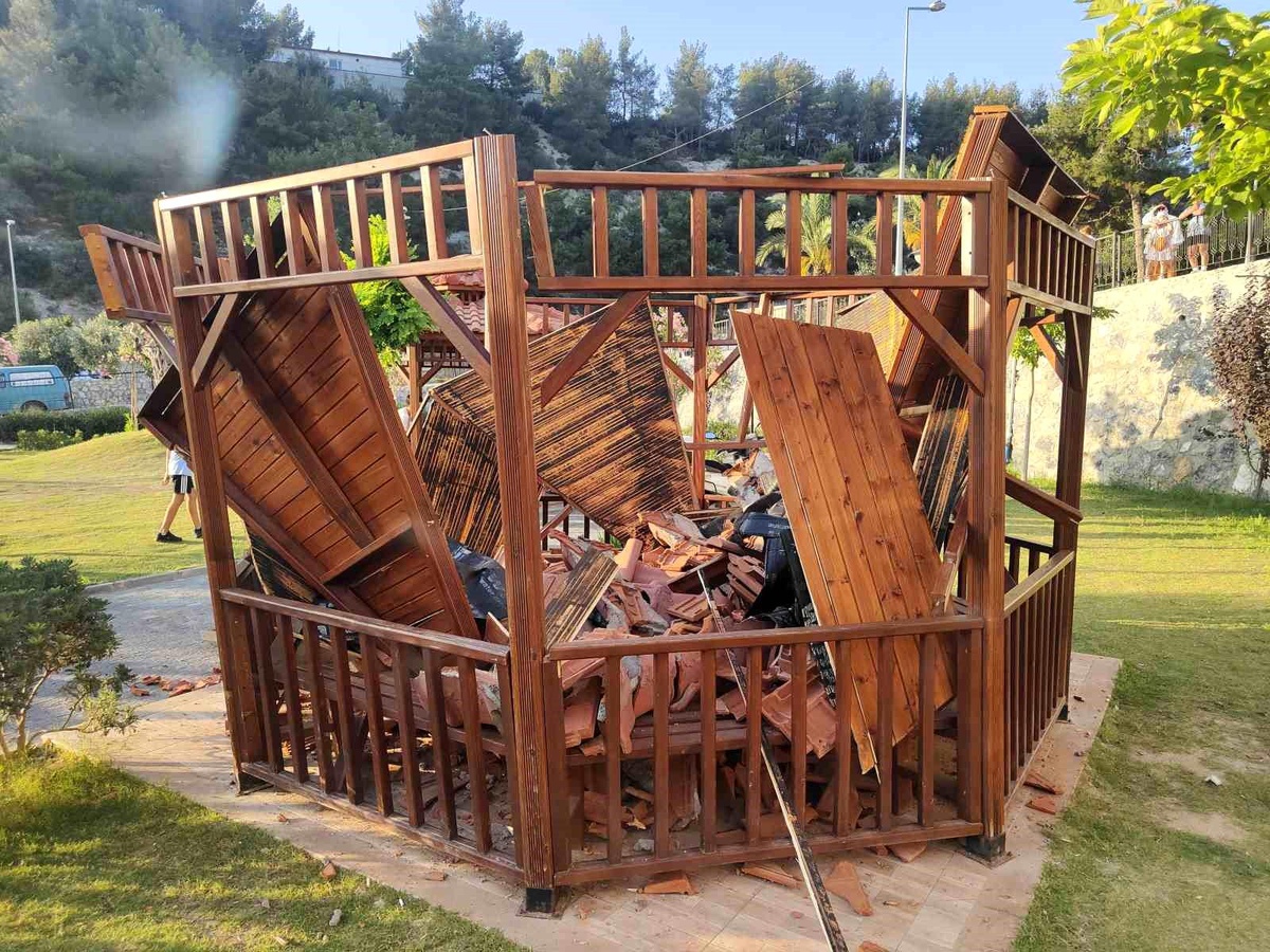 Kuşadası\'ndaki Parklar Vandalların Hedefi Haline Geldi