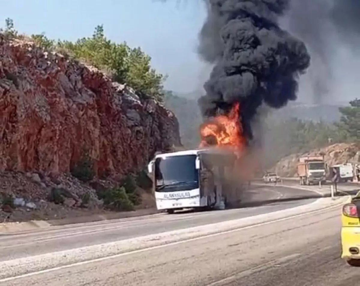 Mersin\'de yolcu otobüsü alev aldı