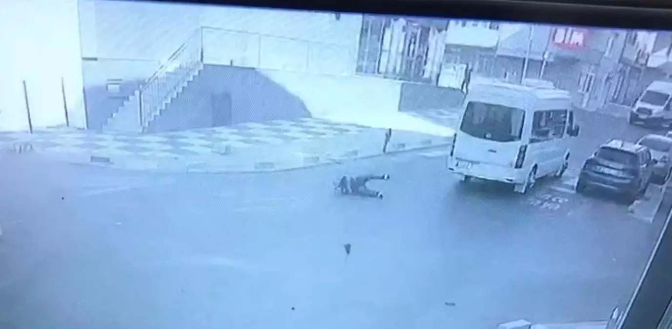 Çorlu\'da minibüs çarpmasıyla meydana gelen kaza güvenlik kamerasına yansıdı