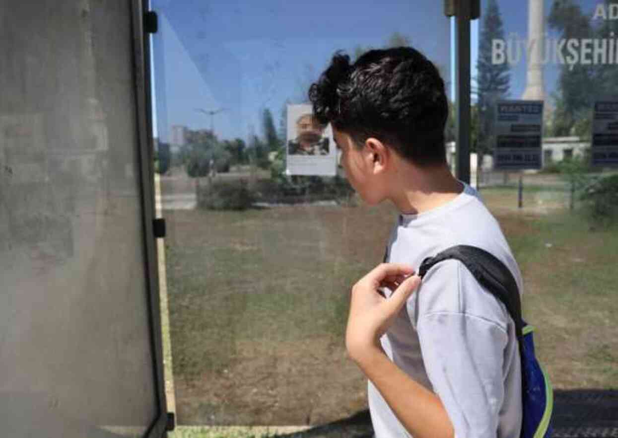 Otobüs duraklarına 'Sapık' ilanı astılar: 3 yaşındaki çocuğa saldırdı, görenler polisi arasın