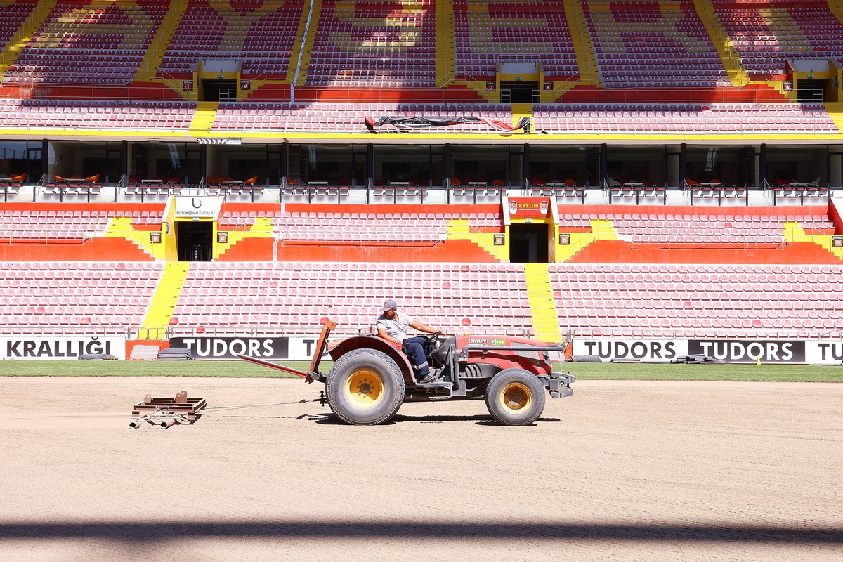 Kayserispor Stadyumu\'nda Çim Serimi İşlemleri Başladı