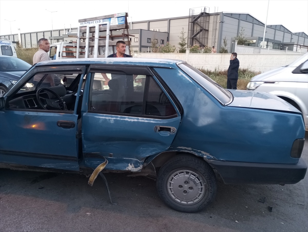 Samsun\'da Otomobil Çarpışması: 3 Kişi Yaralandı