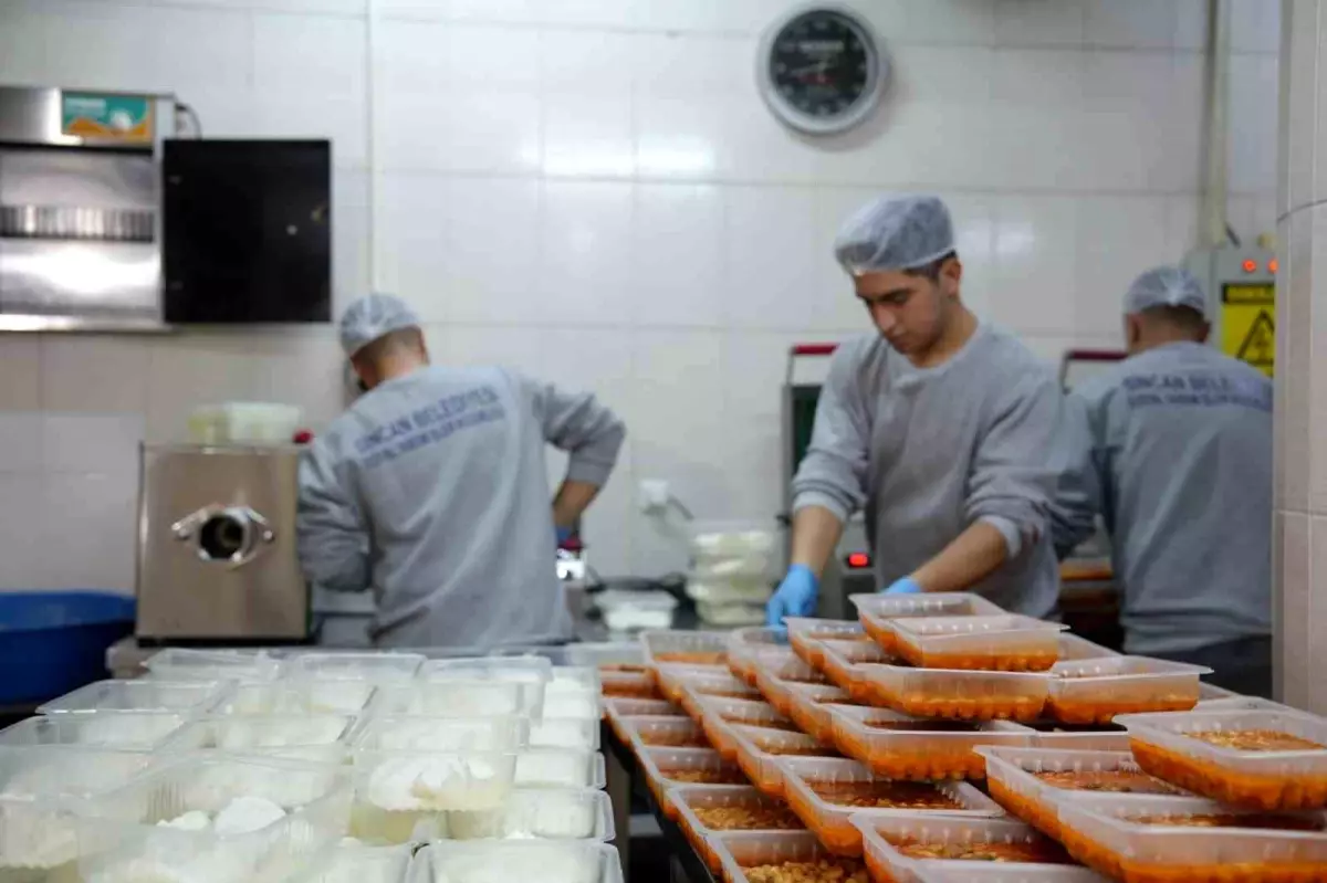 Sincan Belediyesi, ihtiyaç sahiplerine yemek yardımı yapıyor