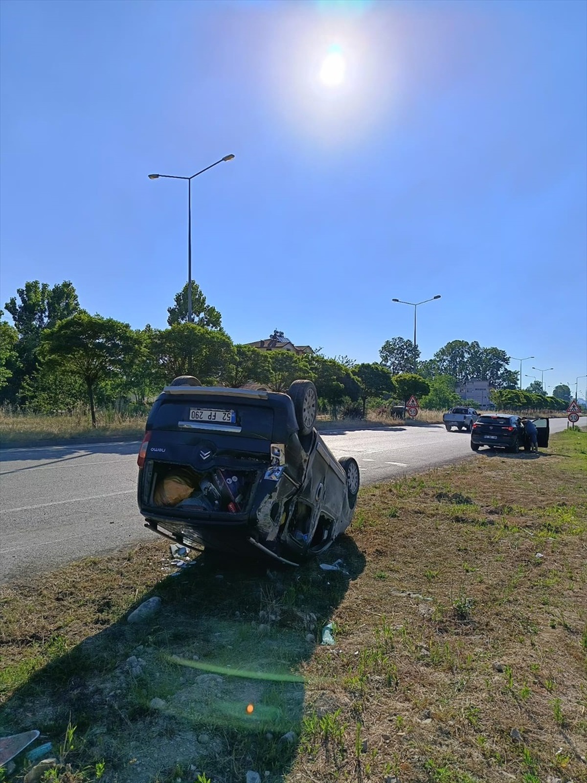 Samsun\'da Tabelaya Çarpan Araç Devrildi, Sürücü Yaralandı