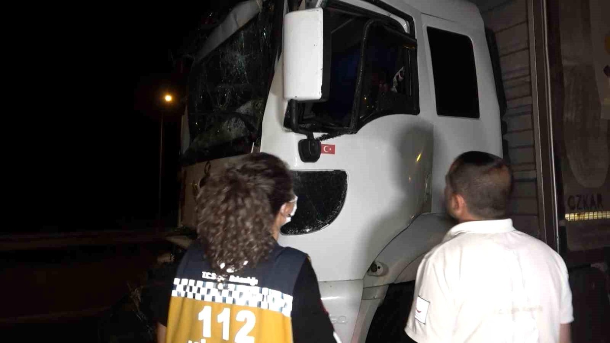 Bursa\'da Kamyonet Tıra Arkadan Çarptı: Sürücü Kurtarıldı