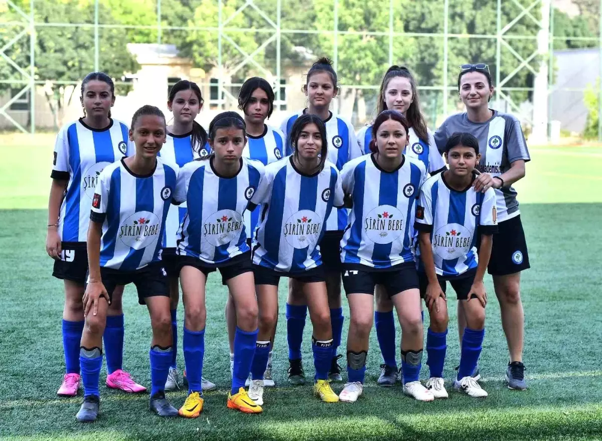 İzmir\'de U13-U15 Kız Futbol Ligi Başladı