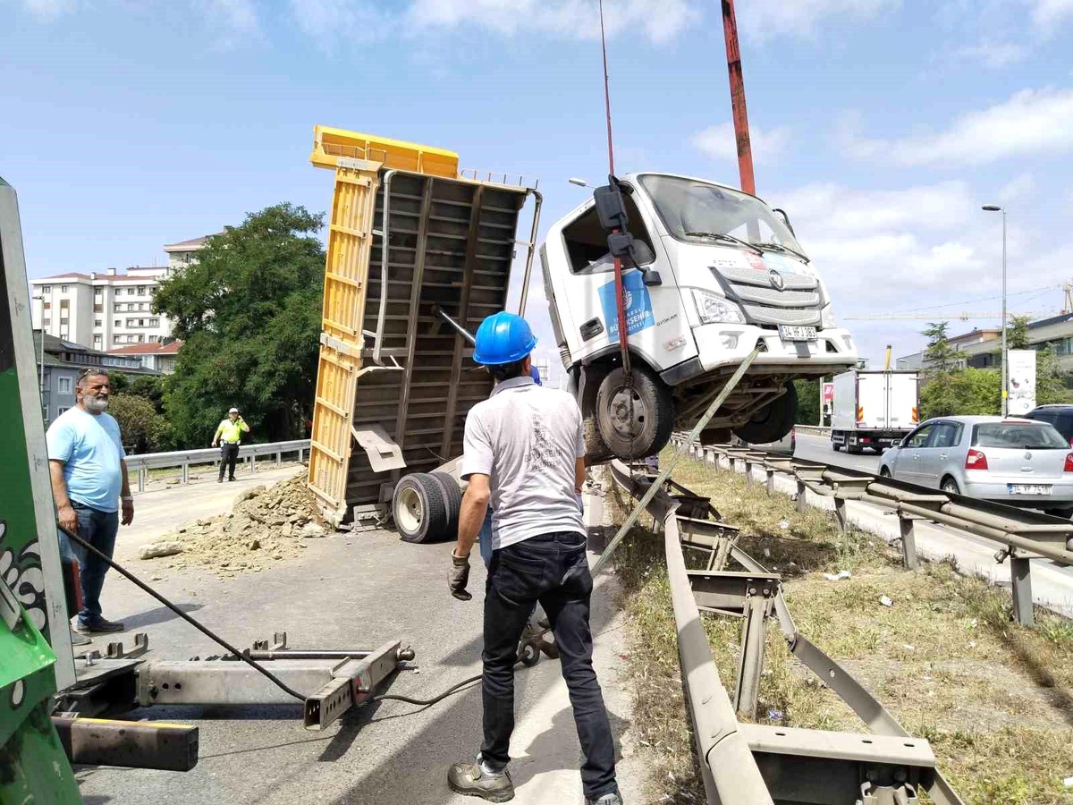Ümraniye\'de İBB\'ye ait hafriyat kamyonu refüje çıktı