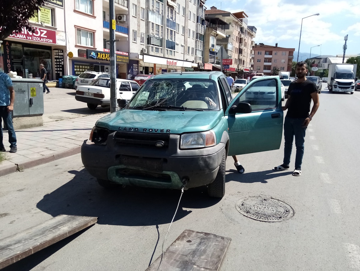 İnegöl\'de cip ile motosiklet kafa kafaya çarpıştı: 2 ağır yaralı
