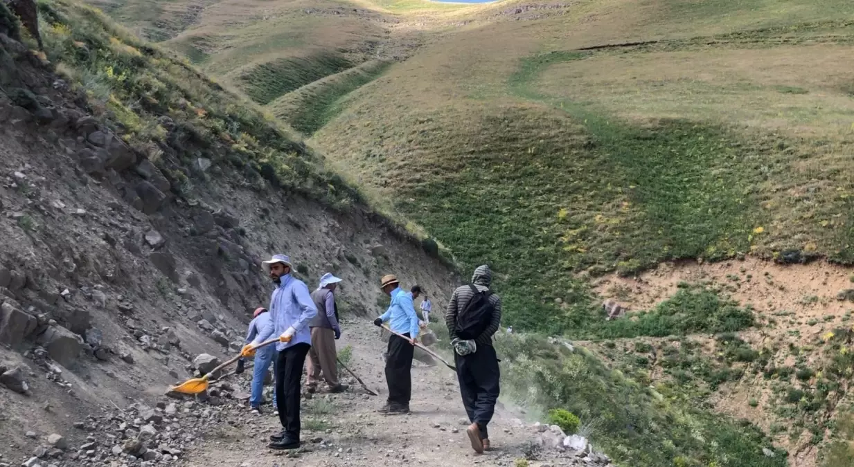 Hakkari\'de Yayla Yoluna Kaya Parçaları Düştü, Köylüler Yolu Açtı