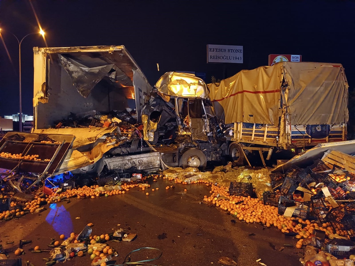 Afyonkarahisar\'da otobüs-TIR çarpışması: 1\'i ağır, 14 yaralı
