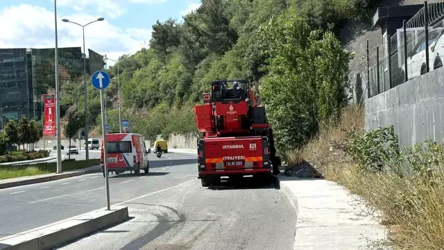 Paralarını alamayan işçiler, inşaatın malzemelerini aşağı attı