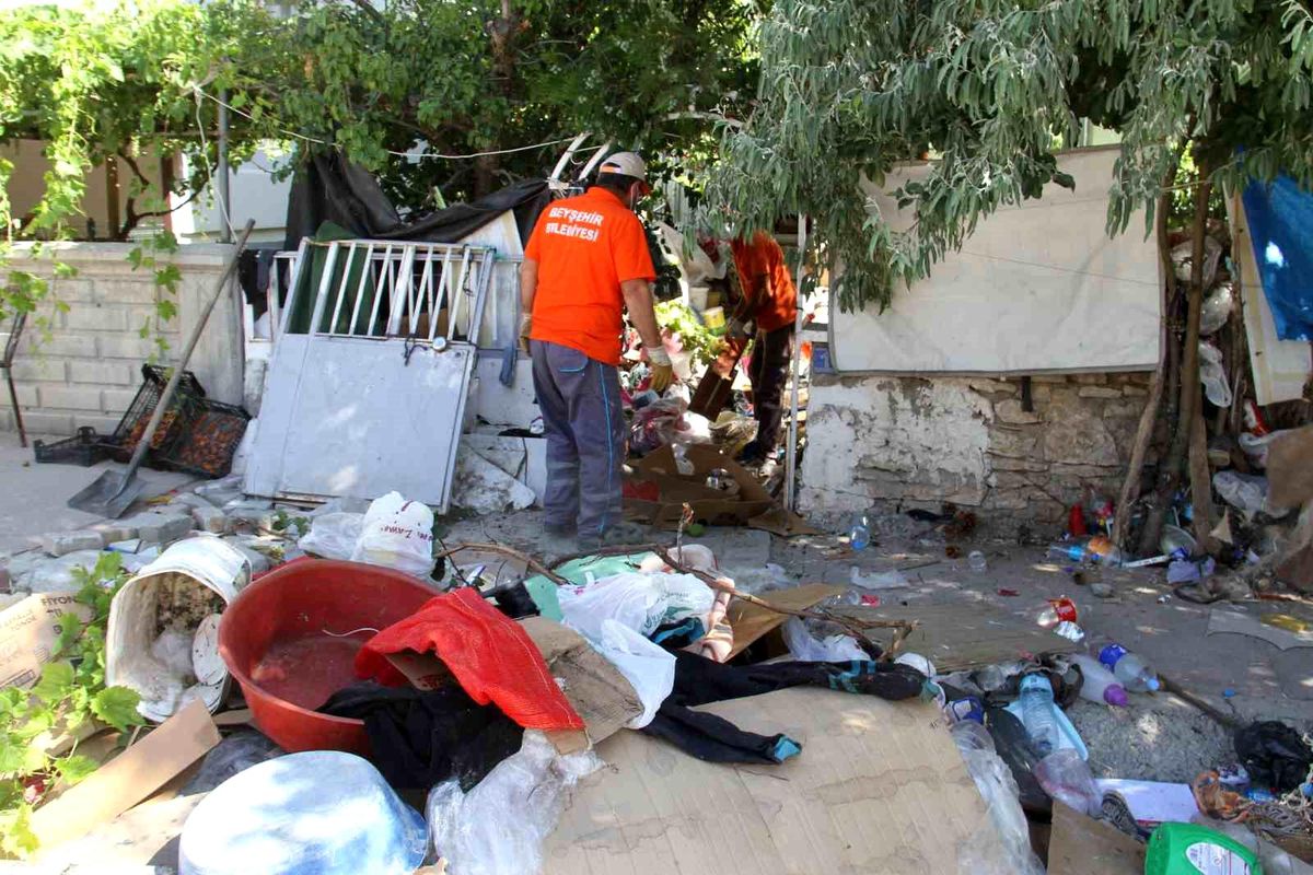 Konya\'nın Beyşehir ilçesinde çöp ev ihbarı üzerine 5 kamyon ve 3 traktör römorku dolusu çöp çıkarıldı