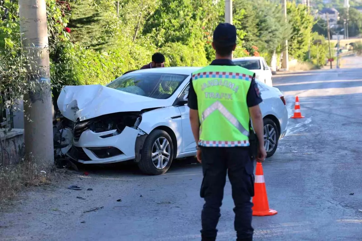 Elazığ\'da Kontrolden Çıkan Otomobil Beton Aydınlatma Direğine Çarptı