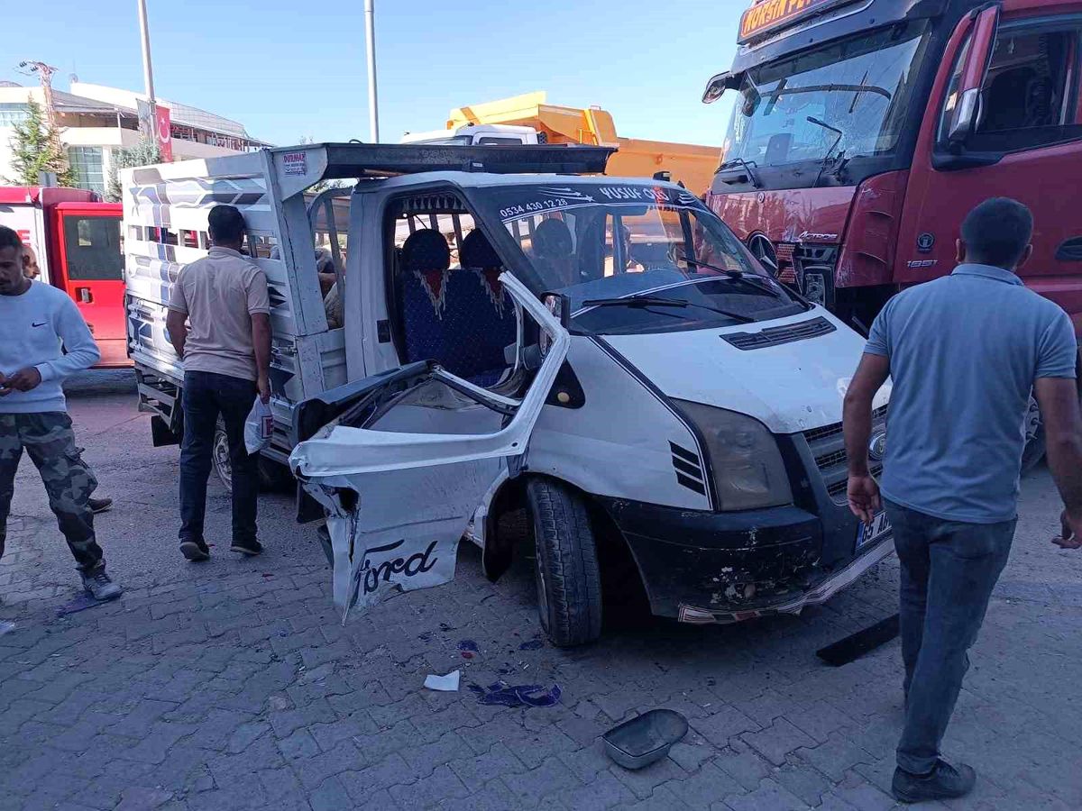 Van Erciş\'te Kamyon ve Kamyonet Çarpıştı: 3 Yaralı