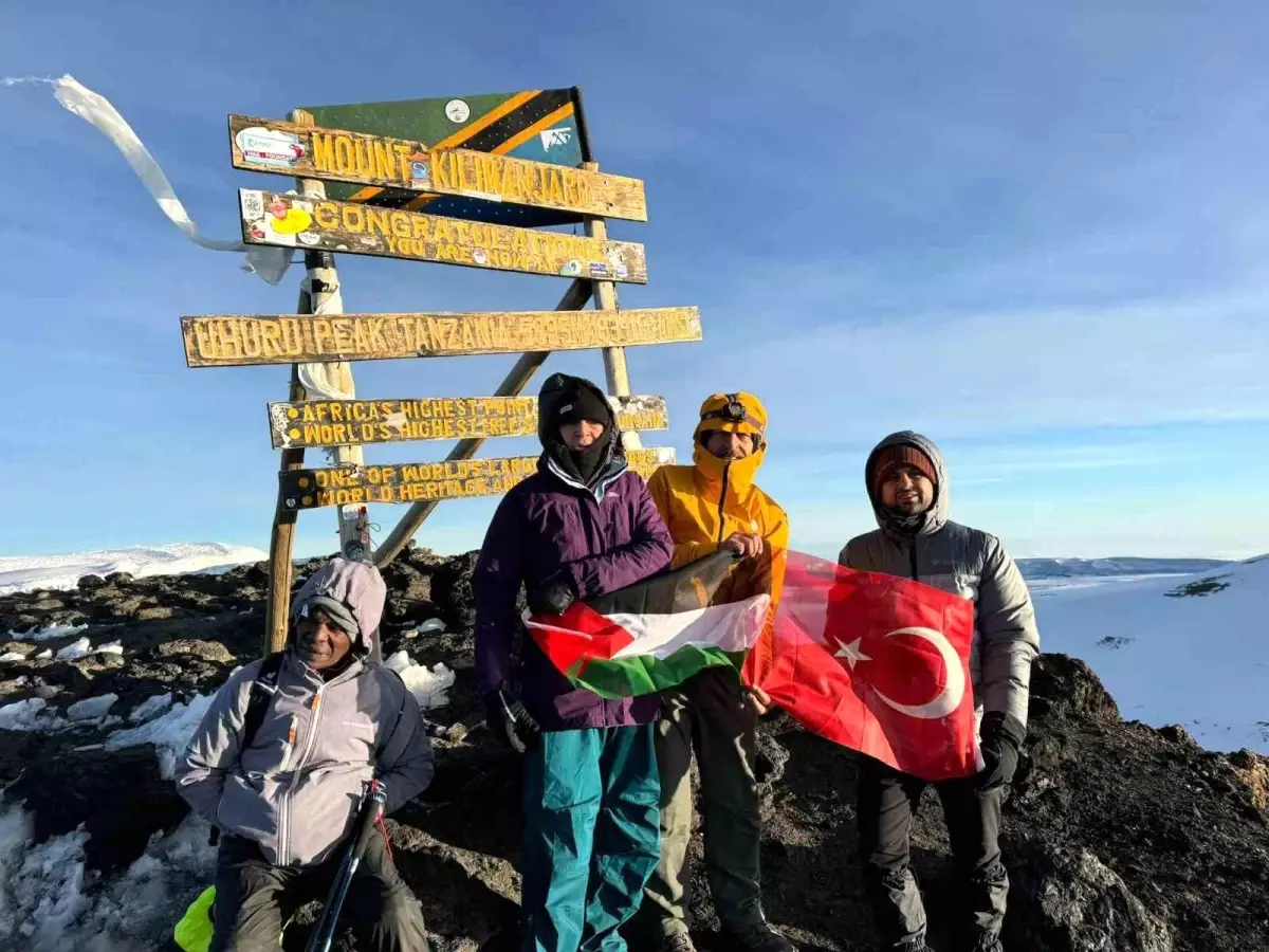 Türk İş Adamları Kilimanjaro\'da Filistin\'e Destek İçin Tırmandı