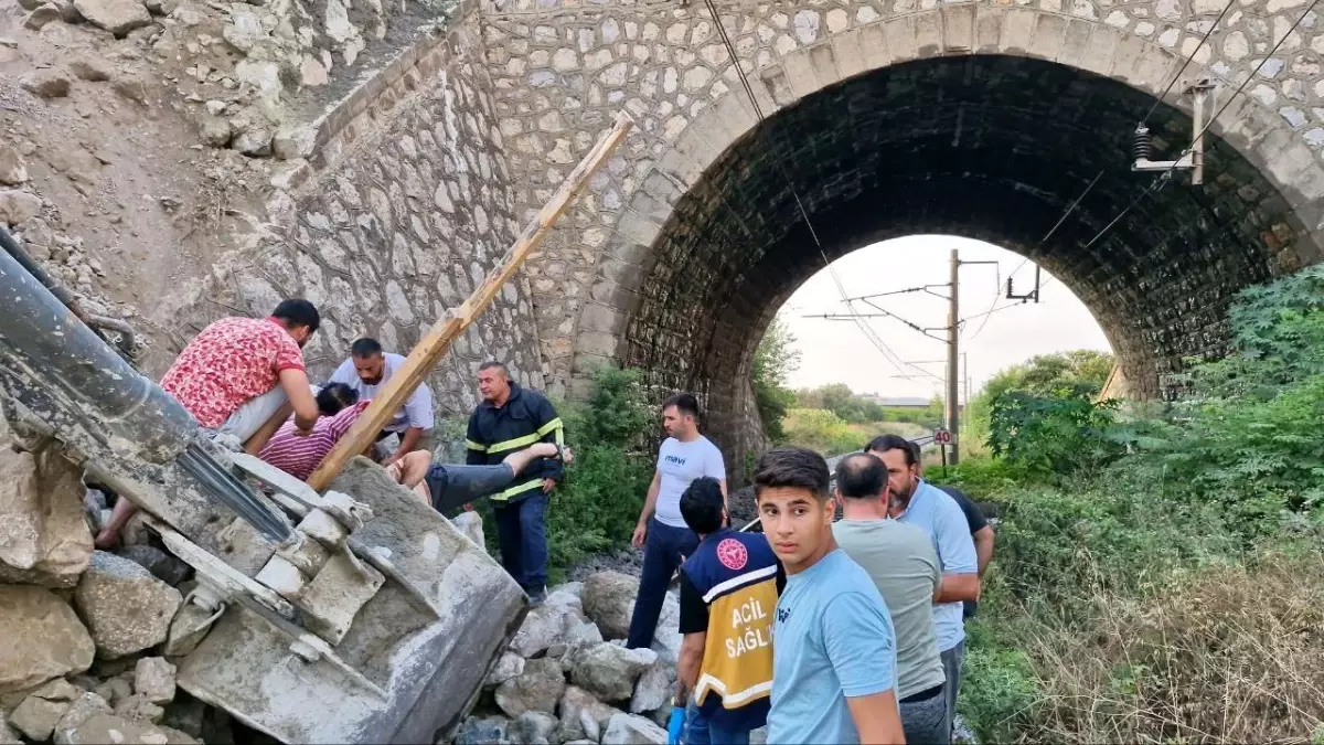 Hatay\'da Tren Yolu Üst Geçidinde Toprak Kayması