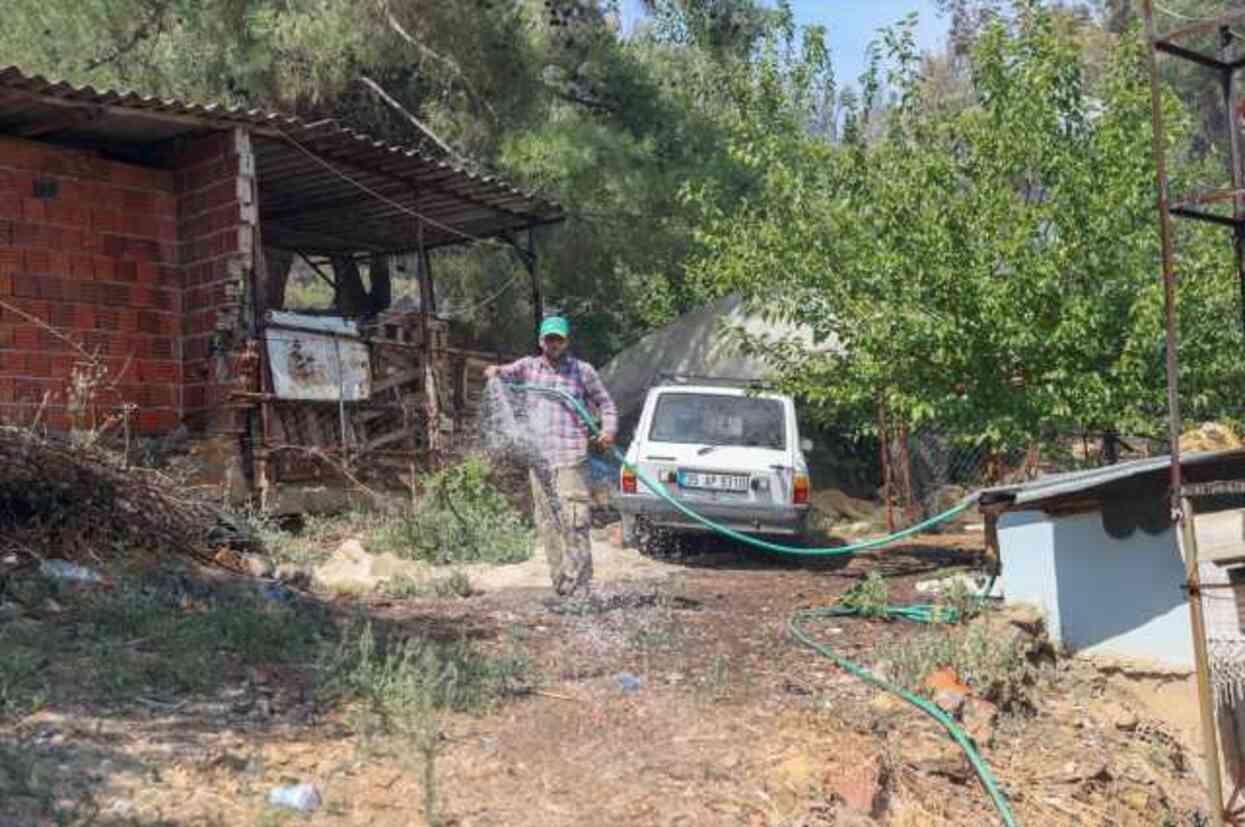 İzmir'de ormanlık alanda çıkan yangın büyüdü! Bazı evler tahliye edildi