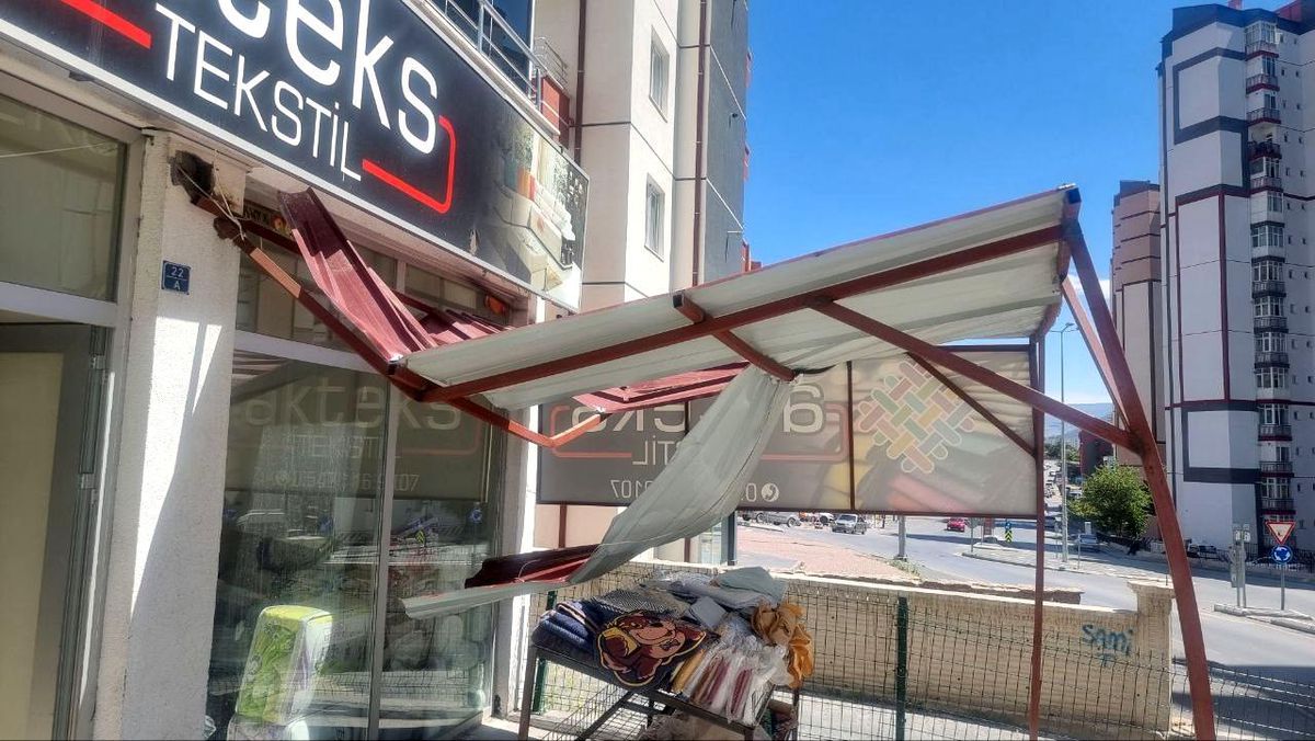 Kayseri\'de genç, 6. kattan düşerek yara almadan kurtuldu