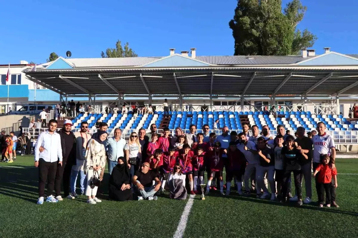 Erzurum U12 Liginde Şampiyon Olan Oltu 25 Mart Spor Kupasını Aldı