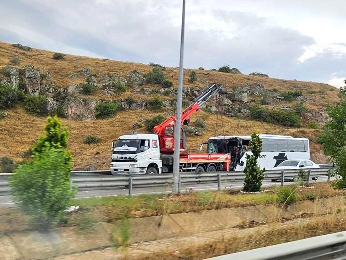 Afyonkarahisar\'da yolcu otobüsü karpuz yüklü tırla çarpıştı: 14 yaralı
