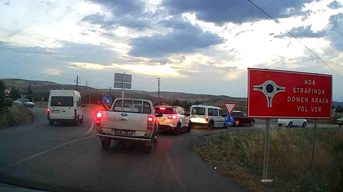 Kırıkkale\'de Minibüs Ters Yöne Girerek Trafik Kurallarını İhlal Etti