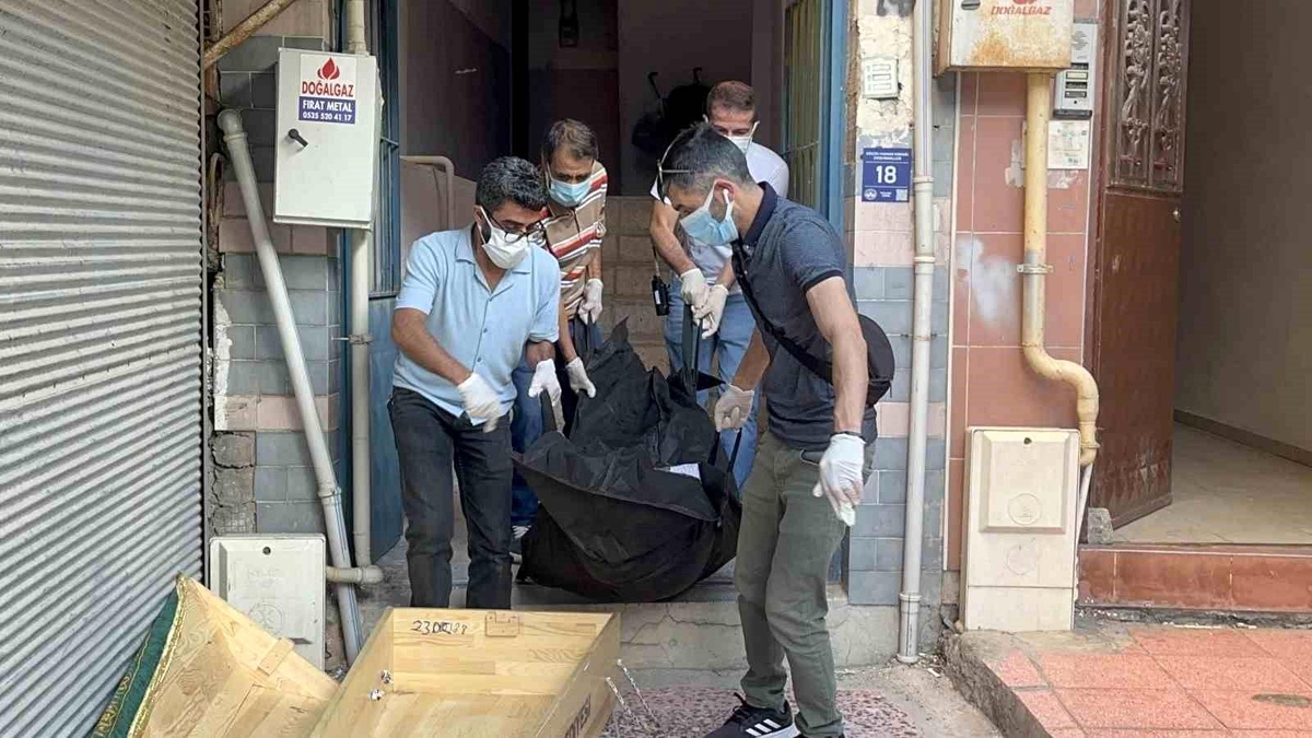 Elazığ\'da Baygın Bir Kişi Evde Ölü Bulundu