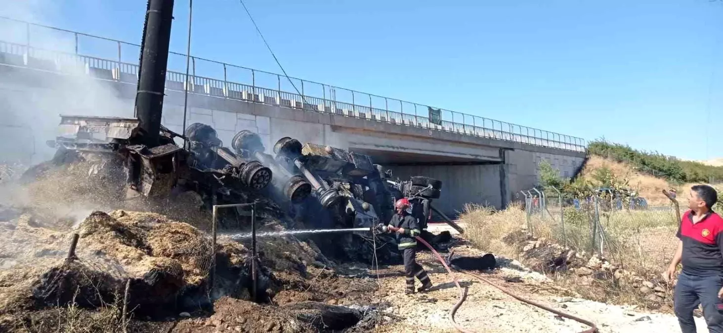 Şanlıurfa\'da Saman Yüklü Tır Alev Alev Yandı