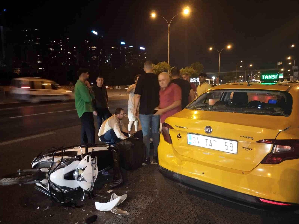 Üsküdar\'da Taksiye Motosiklet Çarptı: 1 Yaralı