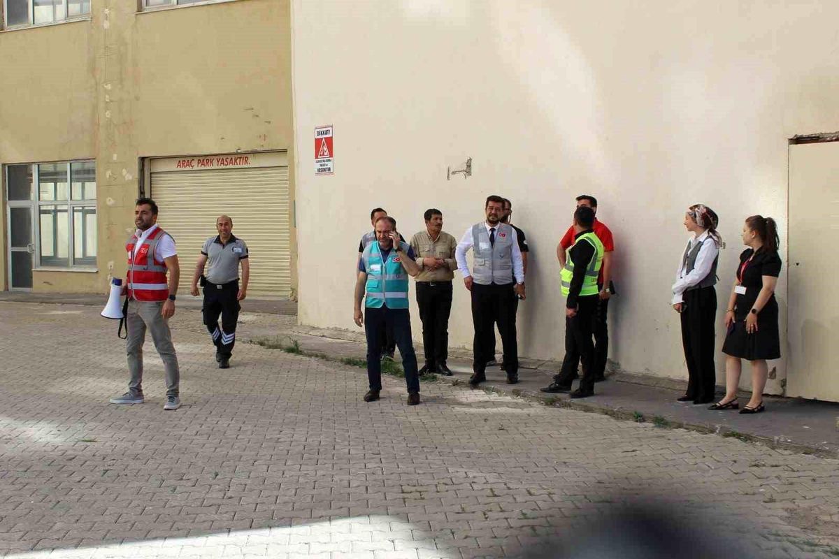 Tatvan Devlet Hastanesi, afet ve acil durum tatbikatını başarıyla tamamladı