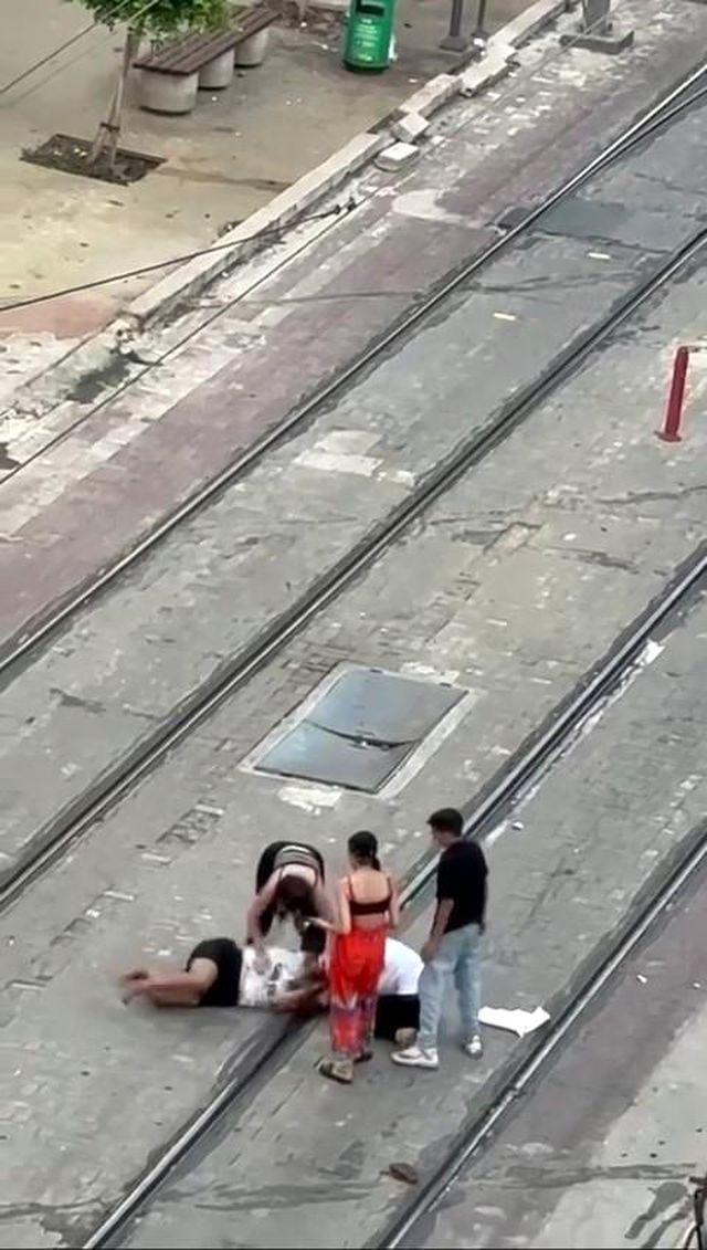 Antalya'da 4 kadın tramvay yolunda kavga etti Antalya'da 4 kadın tramvay yolunda kavga etti
